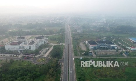 Foto udara kawasan Kota Padang yang diselimuti kabut asap di Sumatera Barat.