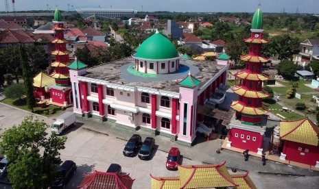 Foto udara kawasan Masjid Chengho di Palembang, Sumatera Selatan. Palembang. Kementerian Agama Kota Palembang mengizinkan rumah ibadah berkegiatan mulai Rabu (3/6).