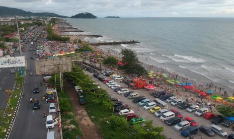 Foto udara kawasan Pantai Padang di Kota Padang, Provinsi Sumatra Barat, Selasa (3/5/2022), yang dijubeli pengunjung semasa libur Lebaran.