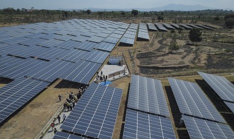 Foto udara kawasan Pembangkit Listrik Tenaga Surya (PLTS) di Desa Sengkol, Kecamatan Pujut, Praya, Lombok Tengah, NTB, Kamis (29/8/2019).