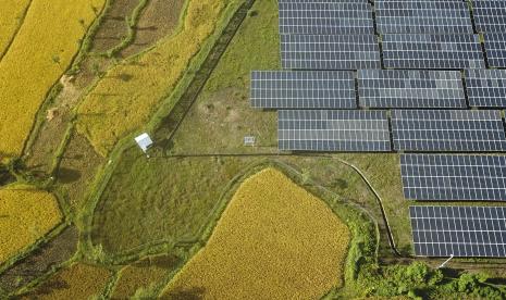 Foto udara kawasan Pembangkit Listrik Tenaga Surya (PLTS) di Desa Sengkol, Kecamatan Pujut, Praya, Lombok Tengah, NTB, Sabtu (5/3/2022). Pemerintah Indonesia menegaskan tidak akan mengekspor energi baru terbarukan (EBT) ke luar negeri untuk mengutamakan kebutuhan domestik.