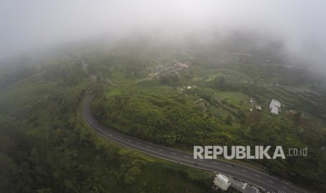 Foto udara kawasan Tanjakan Emen, di Kabupaten Subang, Jawa Barat. 