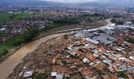 Banjir bandang aliran Sungai Cimanuk di Kampung Cimacan, Tarogong, Kabupaten Garut, Jawa Barat