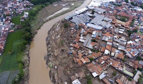 Foto udara kawasan terdampak banjir bandang aliran Sungai Cimanuk di Kampung Cimacan, Tarogong, Kabupaten Garut, Jawa Barat, Kamis (22/9).