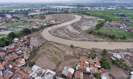 Foto udara kawasan terdampak banjir bandang aliran Sungai Cimanuk di Kampung Cimacan, Tarogong, Kabupaten Garut, Jawa Barat, Kamis (22/9).