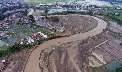 Foto udara kawasan terdampak banjir bandang aliran Sungai Cimanuk di Kampung Cimacan, Tarogong, Kabupaten Garut, Jawa Barat, Kamis (22/9). 