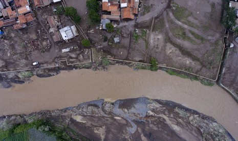 Foto udara kawasan terdampak banjir bandang aliran Sungai Cimanuk di Kampung Cimacan, Tarogong, Kabupaten Garut, Jawa Barat, Kamis (22/9).