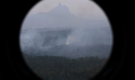 Foto udara kebakaran hutan di Kabupaten Lahat dengan latar belakang Bukit Serello (Jempol) diambil dari Helikopter MI8 milik Badan Nasional Penanggulangan Bencana (BNPB), Lahat, Sumatera Selatan, Jumat (18/9). 