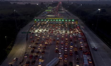 Foto udara kendaraan antre melintasi Gerbang Tol (GT) Cikampek Utama, Karawang, Jawa Barat, Ahad (8/5/2022). (Ilustrasi)