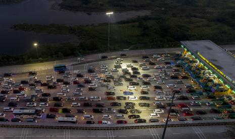 Foto udara kendaraan antre melintasi Gerbang Tol (GT) Cikampek Utama, Karawang, Jawa Barat, Ahad (8/5/2022). PT Jasa Marga menyatakan arus lalu lintas kendaraan yang kembali menuju ke Jabotabek dari arah Trans Jawa melalui GT Cikampek Utama Jalan Tol Jakarta-Cikampek sebanyak 405.393 kendaraan atau meningkat sebesar 155,5 persen dari lalu lintas normal.