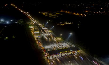 Foto udara kendaraan antre melintasi Gerbang Tol (GT) Cikampek Utama, Karawang, Jawa Barat. PT Jasa Marga Trans jawa Tol mengoperasikan 23 gardu tol untuk mencegah kemacetan kendaraan yang melalui Gerbang Tol Utama Cikampek usai libur Natal 2022 dan Tahun Baru 2023.