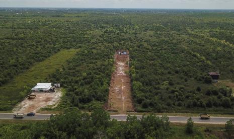 Foto udara kendaraan melintas di areal lahan tanah gambut di kawasan Jalan Nasional Kalimantan Sebangau, Palangka Raya, Kalimantan Tengah.