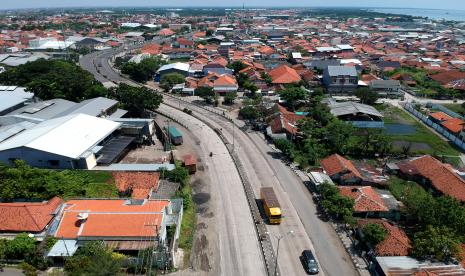 Foto udara kendaraan melintas di jalur lingkar utara (jalingkut), Tegal, Jawa Tengah, Sabtu (23/4/2022). Jalan tersebut siap digunakan untuk mengurai kepadatan di jalur Pantura terutama rute Brebes-Tegal dan jalan tol pada arus mudik Lebaran mendatang.