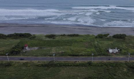 Foto udara kendaraan melintas di Jalur Pantai Selatan (Ilustrasi). Kementerian Pekerjaan Umum dan Perumahan Rakyat menyelesaikan, pembangunan ruas jalan Pantai Selatan (Pansela), Jawa Timur sepanjang 85 kilometer.