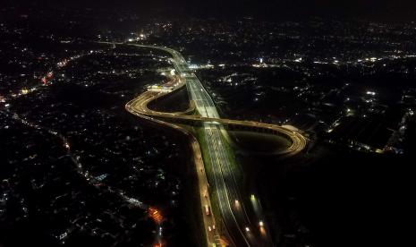 Foto udara kendaraan melintas di Simpang Susun Cileunyi, Kabupaten Bandung.