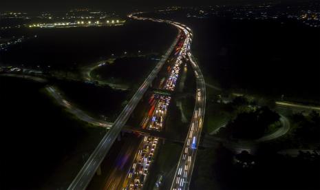 Foto udara kendaraan memadati Jalan Tol Jakarta - Cikampek, Karawang, Jawa Barat, Rabu (27/4/2022) dini hari. PT Jasa Marga memprediksi puncak peningkatan volume lalu lintas arus mudik melalui jalan tol akan terjadi pada H-3 Lebaran atau tanggal 29 April 2022.