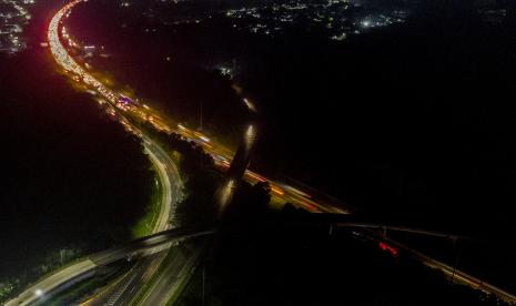 Foto udara kendaraan pemudik melintas di simpang susun Cikampek, Karawang, Jawa Barat, Ahad (8/5/2022). Menhub Budi Karya mengatakan jalan tol di Jawa dan Sumatra beri euforia baru pemudik.