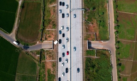 Foto udara kendaraan pemudik melintas di Tol Trans Jawa, Kabupaten Batang, Jawa Tengah, Sabtu (1/6/2019).