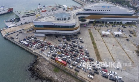 Foto udara kendaraan pemudik tujuan Sumatera antre memasuki kapal Roro di Dermaga Eksekutif Sosoro Pelabuhan Merak, Banten, Ahad (2/6/2019).