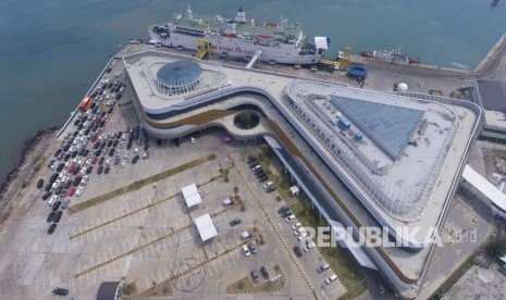 Foto udara kendaraan pemudik tujuan Sumatera antre memasuki kapal Roro di Dermaga Eksekutif Sosoro Pelabuhan Merak, Banten, Ahad (2/6/2019). 