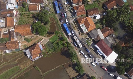 Foto udara kendaraan yang melintas di Jalur Nagreg, Kabupaten Bandung, Jawa Barat, Kamis (14/6).