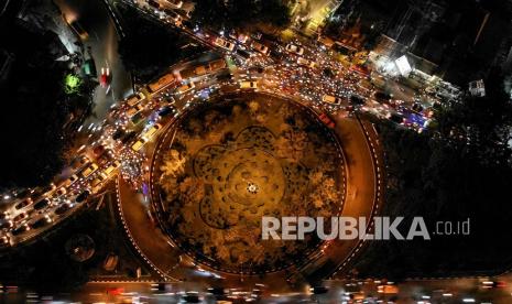 Foto udara kendaraan yang terjebak kemacetan di Bunderan Cibiru, Bandung, Jawa Barat, Jumat (31/12/2021). Petugas Satlantas Polrestabes Bandung menyatakan kemacetan tersebut diakibatkan oleh volume kendaraan yang meningkat menuju Sumedang, Garut, dan Tasikmalaya saat malam tahun baru. 