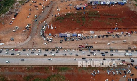 Foto udara kepadatan pemudik di rest area Candiareng KM 344 di Tol Trans Jawa, Kabupaten Batang, Jawa Tengah, Sabtu (1/6/2019). Untuk mengurangi kepadatan di Rest Area KM 344, petugas Kepolisian memberlakukan sistem buka tutup pintu masuk rest area tersebut, dengan mengarahkan pemudik untuk masuk ke rest area selanjutnya. 