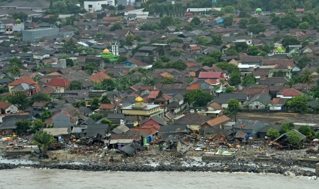 Foto udara kerusakan akibat tsunami Selat Sunda di wilayah pesisir Pandeglang, Banten, Minggu (23/12/2018). 