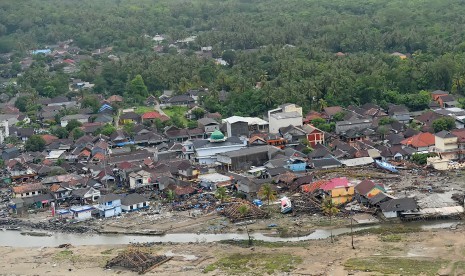 Foto udara kerusakan akibat tsunami Selat Sunda di wilayah pesisir Pandeglang, Banten, Minggu (23/12/2018). 