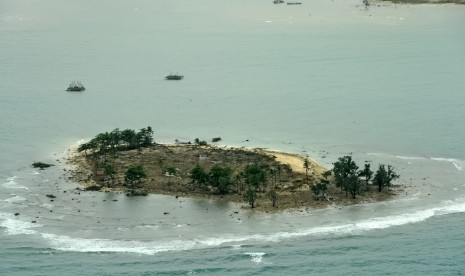 Foto udara kerusakan akibat tsunami Selat Sunda di wilayah pesisir Pandeglang, Banten, Minggu (23/12/2018).