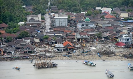 Foto udara kerusakan akibat tsunami Selat Sunda di wilayah pesisir Pandeglang, Banten, Minggu (23/12/2018).