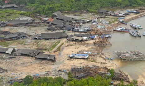 Foto udara kerusakan akibat tsunami Selat Sunda di wilayah pesisir Pandeglang, Banten, Minggu (23/12/2018).