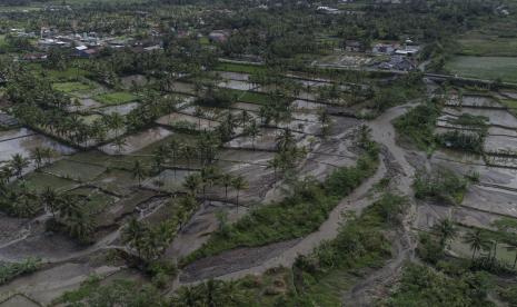 Foto udara kerusakan kawasan pertanian yang diterjang banjir bandang di Desa Linggajati, Kecamatan Sukaratu, Kabupaten Tasikmalaya, Jawa Barat, Selasa (4/10/2022). Seluas 75 hektare lahan pertanian di Desa Sinagar dan Indrajaya rusak diterjang banjir bandang yang diduga disebabkan aktivitas tambang pasir di kawasan Gunung Galunggung dan dialihkannya saluran Sungai Cibanjaran oleh pengusaha tambang. 