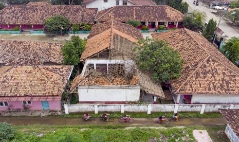 Foto udara kondisi bangunan ruang kelas yang ambruk di SDN Rawagempol Kulon I, Cilamaya Wetan, Karawang, Jawa Barat, Kamis (17/2/2022). Ambruknya atap bangunan dua ruang kelas itu terjadi pada Selasa (15/2/2022) karena kondisi material bangunan yang lapuk dan tidak terawat.