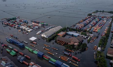 Foto udara kondisi banjir limpasan air laut ke daratan atau rob yang merendam kawasan Terminal Petikemas Pelabuhan Tanjung Emas Semarang, Jawa Tengah, Senin (23/5/2022). Banjir rob dengan ketinggian bervariasi hingga mencapai 1,5 meter itu disebabkan oleh tingginya pasang air laut serta adanya tanggul yang jebol di kawasan tersebut, sementara itu personel dari Basarnas, TNI-Polri dan relawan diterjunkan untuk membantu evakuasi para pekerja maupun warga. 