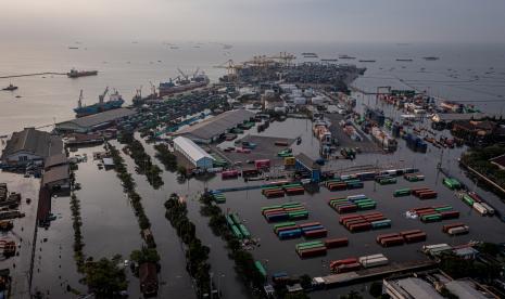 Ilustrasi. Operasional Terminal Peti Kemas (TPK) Semarang, Jateng, yang berada di bawah naungan PT Pelabuhan Indonesia (Persero) Regional 3 terhambat akibat jebolnya tanggul PT Lamicitra Nusantara setelah banjir rob melanda pelabuhan setempat. 