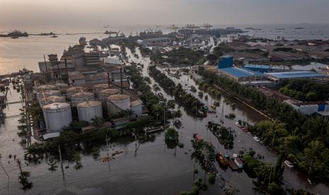 Foto udara kondisi banjir limpasan air laut ke daratan atau rob yang merendam kawasan Pelabuhan Tanjung Emas Semarang, Jawa Tengah, Senin (23/5/2022). Banjir rob dengan ketinggian bervariasi hingga mencapai 1,5 meter itu disebabkan oleh tingginya pasang air laut serta adanya tanggul yang jebol di kawasan tersebut, sementara itu personel dari Basarnas, TNI-Polri dan relawan diterjunkan untuk membantu evakuasi para pekerja maupun warga. 