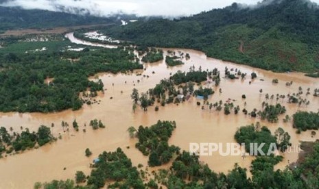 Foto udara kondisi banjir yang merendam perumahan warga di Kecamatan Asera, Konawe Utara, Sulawesi Tenggara, Minggu (9/6/2019).