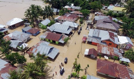 Foto udara kondisi jalan dan rumah warga yang tergenang banjir di Kecamatan Limboto, Kabupaten Gorontalo, Rabu (26/10). 