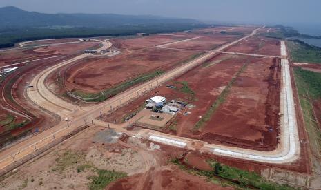 Foto udara kondisi jalan di Grand Batang City atau Kawasan Industri Terpadu Batang (KITB), Kabupaten Batang, Jawa Tengah, Jumat (8/10/2021). 