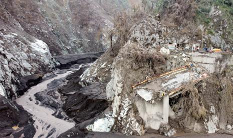 Foto udara kondisi jembatan Besuk Koboan (Gladak Perak) yang terputus akibat tersapu lahar hujan Gunung Semeru di Kamar Kajang, Candipuro, Lumajang, Jawa Timur, Rabu (15/12/2021). Terputusnya jembatan itu membuat akses jalan dari Lumajang ke Malang atau sebaliknya di alihkan melalui Probolinggo.