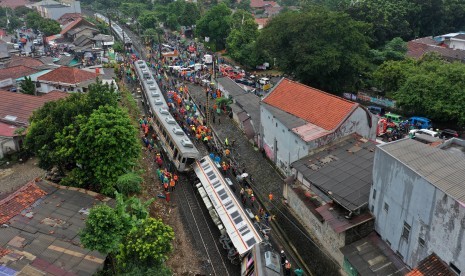 Foto udara kondisi KRL Commuter Line 1722 yang anjlok di pintu perlintasan Kebon Pedes, Tanah Sareal, Kota Bogor, Jawa Barat, Minggu (10/3/2019).