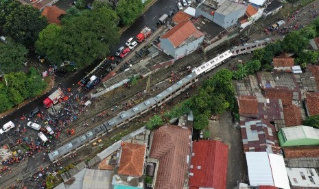 Foto udara kondisi KRL Commuter Line 1722 yang anjlok di pintu perlintasan Kebon Pedes, Tanah Sareal, Kota Bogor, Jawa Barat, Ahad (10/3/2019).