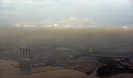 Foto udara kondisi perairan di sekitar wilayah reklamasi di Teluk Jakarta, Kamis (21/4).