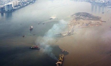 Foto udara kondisi perairan di sekitar wilayah reklamasi di Teluk Jakarta, Kamis (21/4).