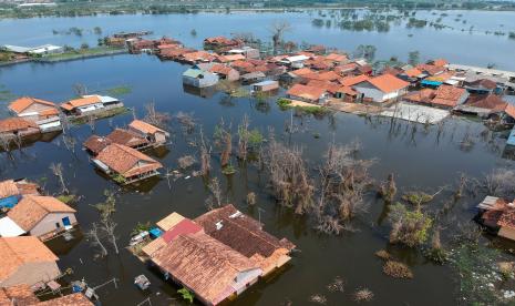 Foto udara kondisi permukiman warga yang tergenang banjir rob di Degayu, Pekalongan, Jawa Tengah, Kamis (2/12/2021).Menurut warga setempat, banjir rob yang menggenangi wilayah itu terjadi sejak tiga pekan yang lalu yang membuat aktifitas perekonomian dan pendidikan warga menjadi terganggu, dengan ketinggian air antara 20-50 centimeter.