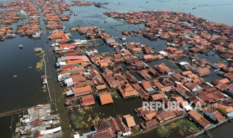 Foto udara kondisi rumah warga yang terkena dampak rob di Pekalongan, Jawa Tengah, Kamis (24/5). 