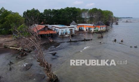 Foto udara kondisi rumah yang ditinggalkan pemiliknya di Simonet, Wonokerto, Kabupaten Pekalongan, Jawa Tengah, Selasa (26/1). 