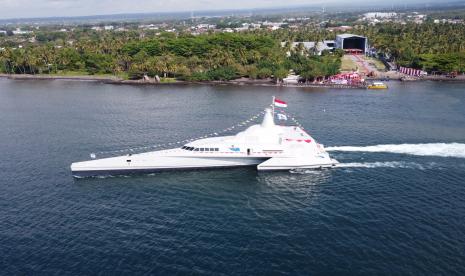 Foto udara KRI Golok-688 berlayar pada peluncurannya di Pantai Cacalan, Banyuwangi, Jawa Timur.