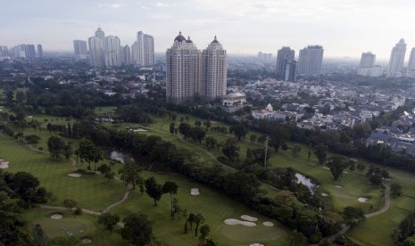 Foto udara lapangan golf di Jakarta, Senin (2/4). 